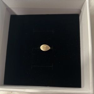 Mejuri signet ring size 4 engraved “T”